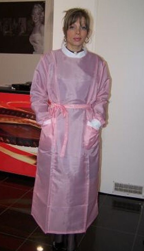 barberette in long pink smock