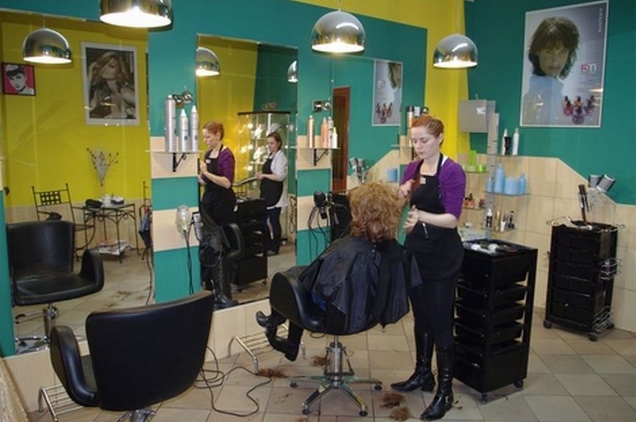 lady haircut in salon